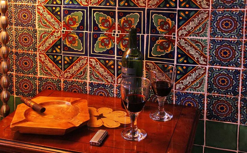 Ručně dekorované obklady v obývacím pokoji